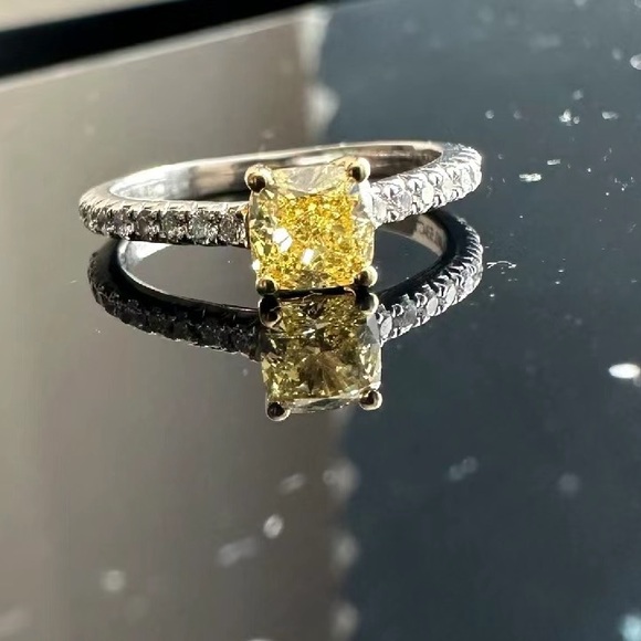 Tiffany NOVO fancy vivid yellow yellow diamond ring in .53 carat. - Picture 4 of 11